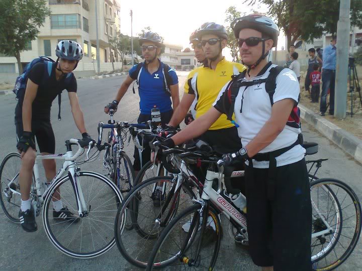 أعضاء فريق "الدراجون الفلسطينيون"
