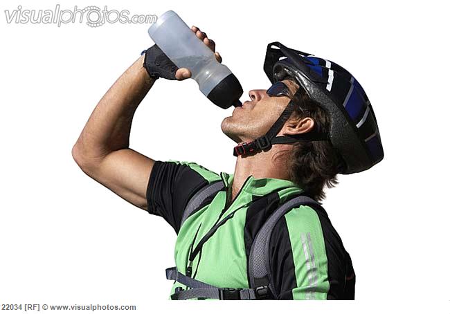 شرب الماء على دراجة