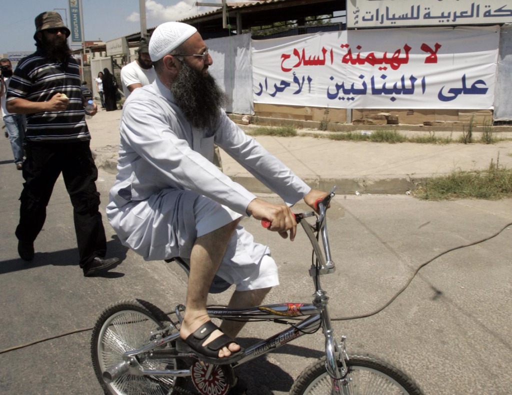 الشيخ أحمد الأسير يركب الدراجة الهوائية 