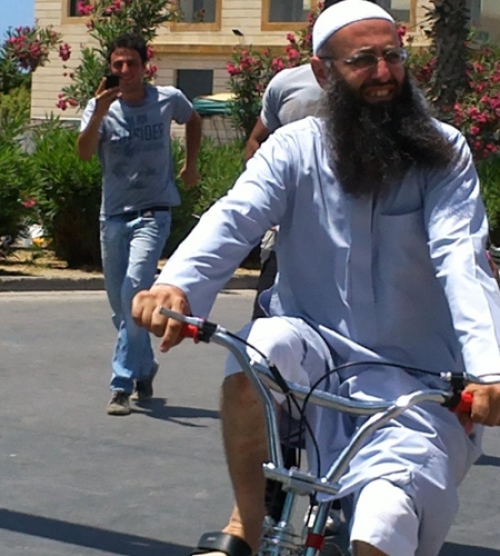 الشيخ أحمد الأسير يركب دراجة هوائية 