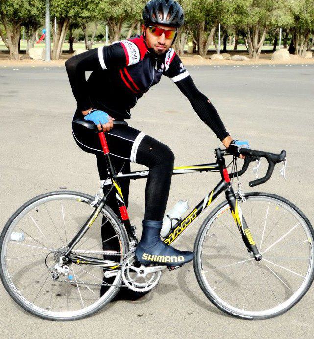 حمد حمد يركب دراجة مخصصة للشوارع 