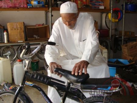 الشيخ سعيد المزهر يصلح سرج الدراجة