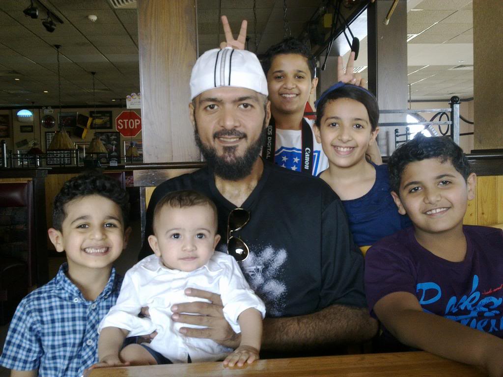 خالد الصقعبي مع بعض أطفاله