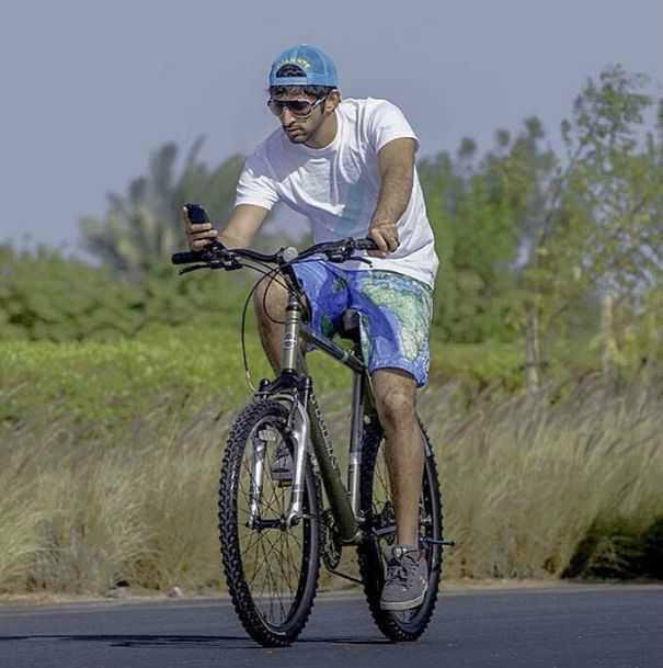 سمو الشيخ حمدان بن محمد بن راشد ال مكتوم يركب دراجة هوائية