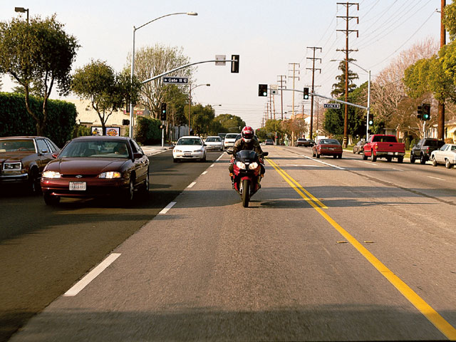 دراجة نارية في وسط المسار