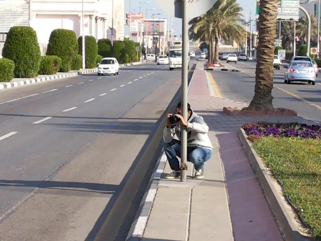 حسين الغامدي مع القمرة الخفية خلف العمود