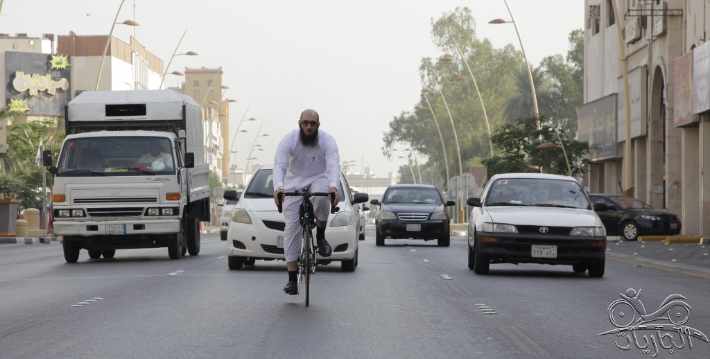 إنسان يسير بدراجة هوائية في وسط الشارع متبعا القيادة المركبية